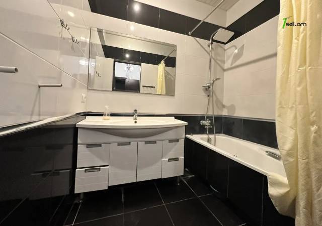 3 սենյականոց բնակարան Բրյուսովի փողոցում, 78 ք.մ., 2 սանհանգույց, կապիտալ վերանորոգված, քարե շենք