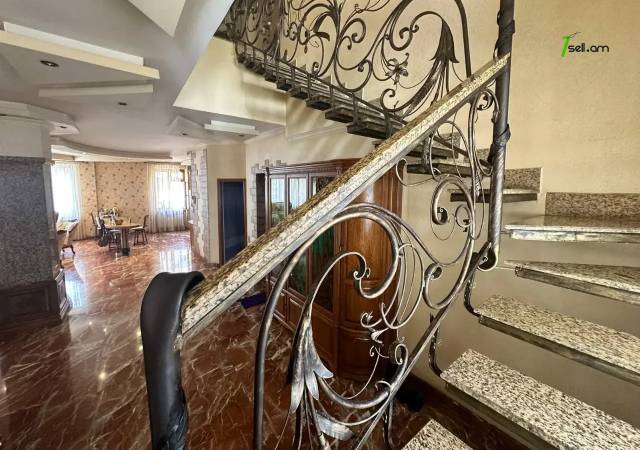 5 սենյականոց բնակարան Մհեր Մկրտչյան փողոցում, 210 քմ, նախավերջին հարկ, 2 սանհանգույց