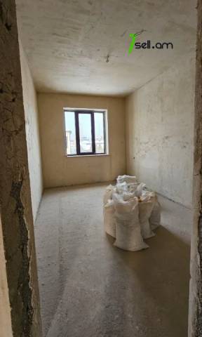 Երկու հարկանի տուն Պարույր Սևակի փողոցում Ավանում, 888 քմ, 2 սանհանգույց, մասնակի վերանորոգում