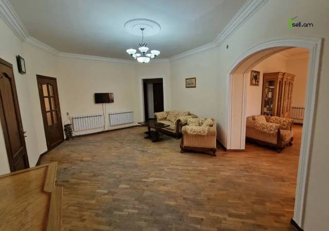 Երկու հարկանի քարե տուն Ղազարավանում, 300 ք.մ., 2 սանհանգույց, կապիտալ վերանորոգված