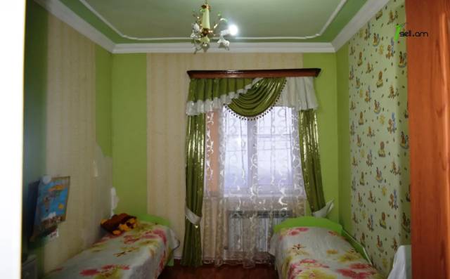 Երկու հարկանի քարե տուն, Այգաբացի 2-րդ շարք Գյումրիում, 325 ք.մ., 2 սանհանգույց