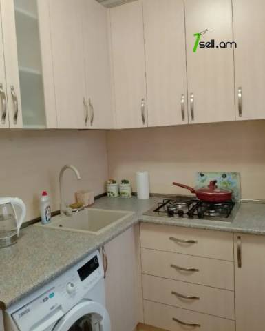 1 սենյականոց բնակարան Քաջազնունի փողոցում, 40 քմ, նախավերջին հարկ, կապիտալ վերանորոգված, քարե շենք