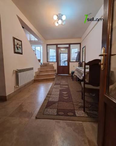 Երկու հարկանի քարե տուն Մայիսի 9-ի փողոցում Շենգավիթում, 300 ք.մ., 2 սանհանգույց