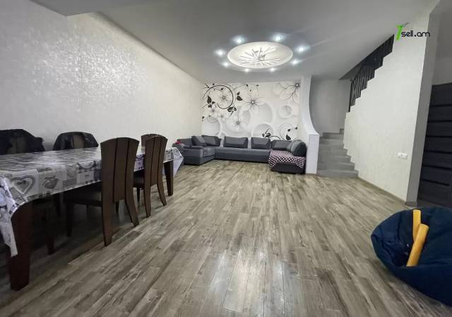 Երկու հարկանի տուն, Աջափնյակ Գ-1 Աջափնյակում, 164 ք.մ., 2 սանհանգույց, կապիտալ վերանորոգված