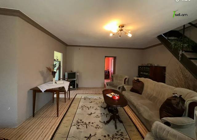 Երեք հարկանի քարե ամառանոց 16-րդ փողոցում Գետամեջում, 148 ք.մ., 2 սանհանգույց, մասնակի վերանորոգում