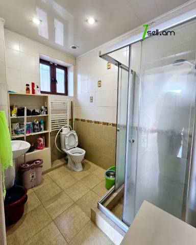 Երեք հարկանի քարե տուն Բագրևանդի 44-րդ փողոցում Նոր Նորքում, 1340 ք.մ., 3+ սանհանգույց