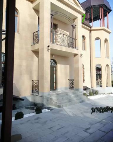 Երեք հարկանի քարե տուն, Ավան-Առինջ 2-րդ միկրոշրջան Ավանում, 1020 ք.մ., 3+ սանհանգույց