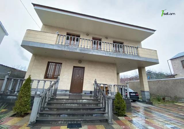 Երկու հարկանի քարե տուն, Դավթաշեն վարչական շրջան Դավիթաշենում, 650 ք.մ., 2 սանհանգույց