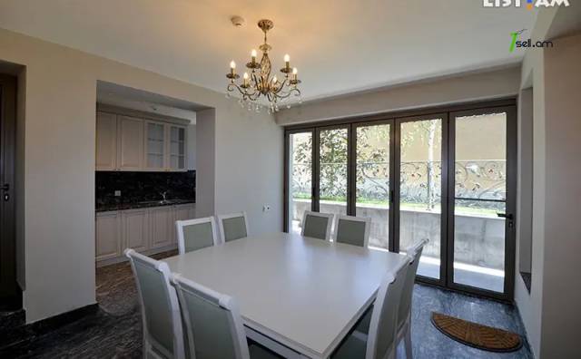 Երեք հարկանի քարե տուն Բաբայան փողոցում Արաբկիրում, 820 քմ, 3+ սանհանգույց, կապիտալ վերանորոգված