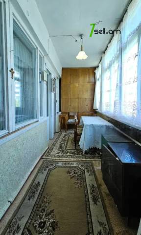 3 սենյականոց բնակարան Գյուլիքեխվյան փողոցում, 77 քմ, կոսմետիկ վերանորոգում, քարե շենք