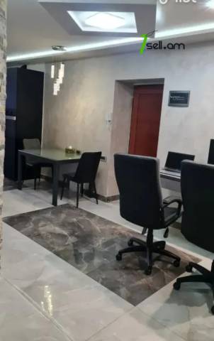 3 սենյականոց բնակարան Պարույր Սևակի փողոցում, 84 ք.մ., 2 սանհանգույց, եվրովերանորոգված, քարե շենք