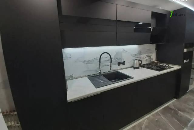 3 սենյականոց բնակարան Պարույր Սևակի փողոցում, 84 ք.մ., 2 սանհանգույց, եվրովերանորոգված, քարե շենք