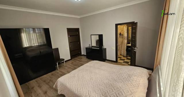 Երկու հարկանի քարե տուն Նոր Արեշի 7-րդ փողոցում Էրեբունիում, 520 քմ, 3+ սանհանգույց