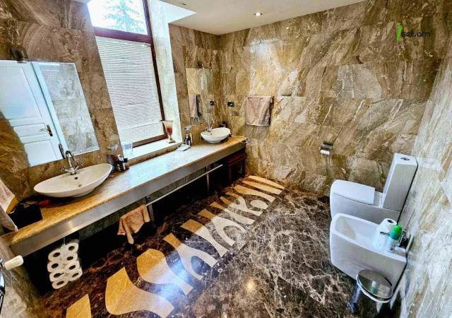 Երեք հարկանի քարե տուն Արաբկիրում, 3200 քմ, 3+ սանհանգույց, մեծ հողամաս, կապիտալ վերանորոգված