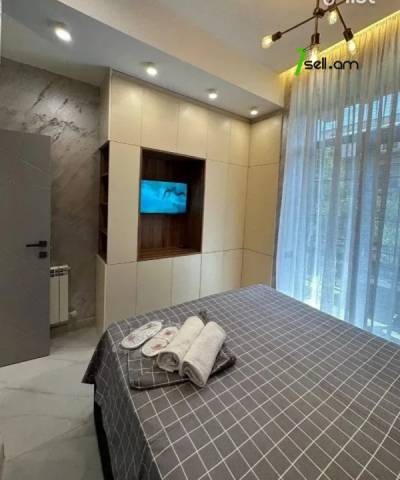 2 սենյականոց բնակարան Խորենացու փողոցում, 45 քմ, 3/5 հարկ, դիզայներական ոճով վերանորոգված, քարե շենք