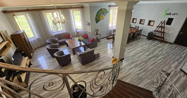 Երկու հարկանի քարե տուն Սիլիկյան 5-րդ փողոցում Աջափնյակում, 3000 քմ, 2 սանհանգույց, մեծ հողամաս