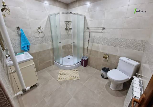 Երեք հարկանի քարե տուն Գաջեգործների փողոցում Էրեբունիում, 900 քմ, 2 սանհանգույց