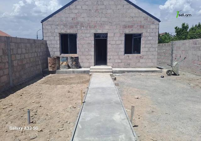 Մեկ հարկանի քարե տուն 1-ին փողոցում Նոր Խարբերդում, 74 քմ