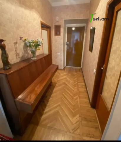 1 սենյականոց բնակարան Չարենցի փողոցում, 45 ք.մ., 2/4 հարկ, կապիտալ վերանորոգված, քարե շենք