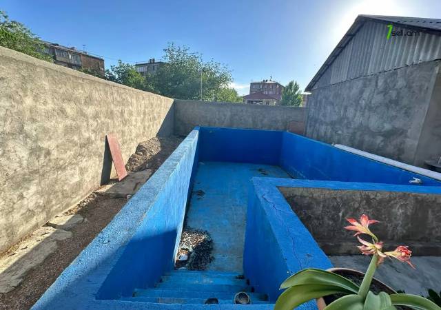 Մեկ հարկանի քարե տուն Ադմիրալ Իսակովի պողոտայում Թաիրովում, 54 քմ, կապիտալ վերանորոգված