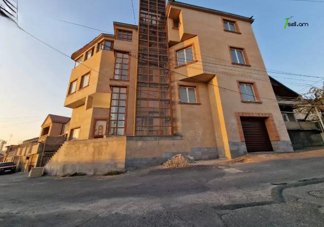 Բազմաֆունկցիոնալ գույք Պրահայի փողոցում կենտրոնում, 960 ք.մ.