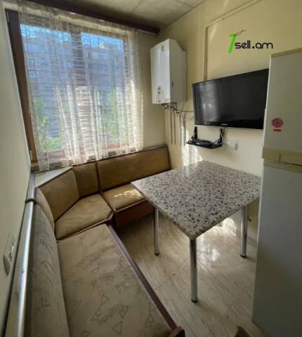 3 սենյականոց բնակարան Վահրամ Փափազյան փողոցում, 88 ք.մ., կապիտալ վերանորոգված, քարե շենք