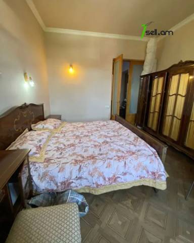 2 սենյականոց բնակարան Քաջազնունի փողոցում, 70 քմ, բարձր առաստաղներ, մասնակի վերանորոգում, քարե շենք