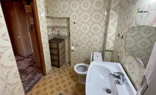 2 սենյականոց բնակարան Նաիրի Զարյան փողոցում, 46 քմ, նախավերջին հարկ, մասնակի վերանորոգում, քարե շենք