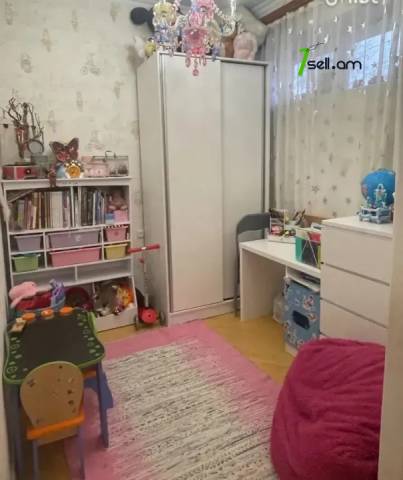 2 սենյականոց բնակարան, Գյուլիքեխվյանի նրբանցք, 65 ք.մ., 2/5 հարկ, կապիտալ վերանորոգված, քարե շենք