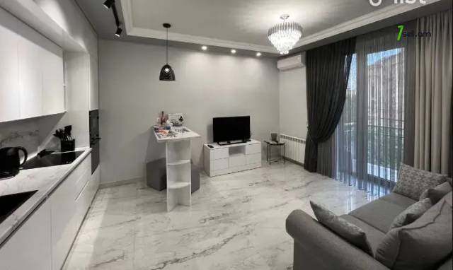 2 սենյականոց բնակարան Կոմիտասի պողոտայում, 39 ք.մ., 2/5 հարկ, կապիտալ վերանորոգված, քարե շենք