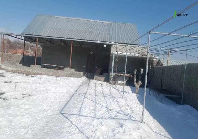 Մեկ հարկանի քարե տուն Ձորաղբյուրում, 1000 ք.մ., մասնակի վերանորոգում