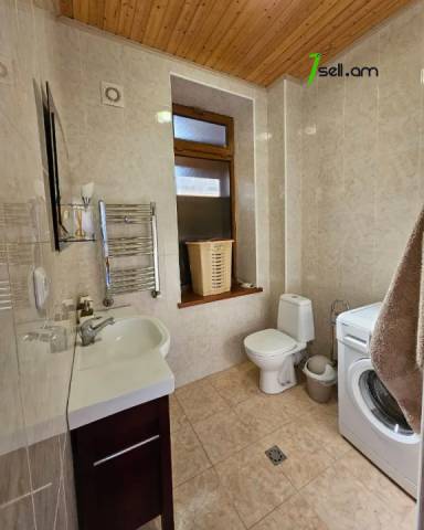 Երեք հարկանի քարե տուն Դավիթ Բեկի փողոցում Նոր Նորքում, 895 ք.մ., 3+ սանհանգույց