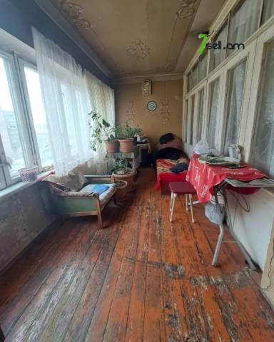 3 սենյականոց բնակարան Վարդանանց փողոցում, 90 ք.մ., մի քանի պատշգամբ, քարե շենք