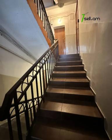 4 սենյականոց բնակարան Մոլդովական փողոցում, 100 ք.մ., 2/5 հարկ, կապիտալ վերանորոգված, քարե շենք