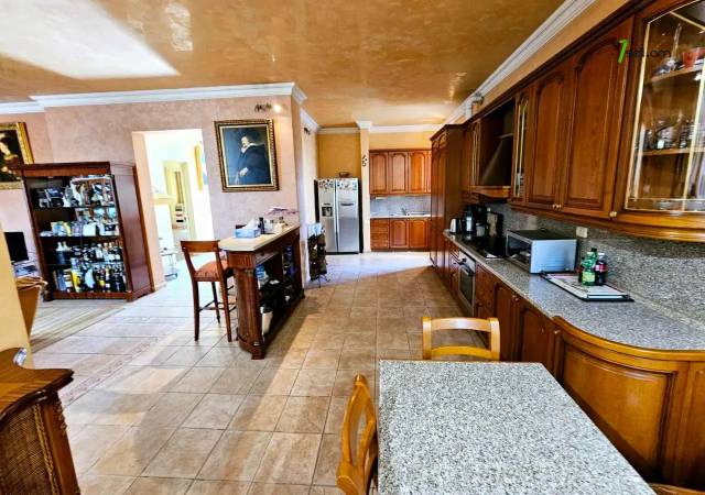 Երկու հարկանի քարե տուն Չարենցի փողոցում կենտրոնում, 740 ք.մ., 3+ սանհանգույց, կապիտալ վերանորոգված