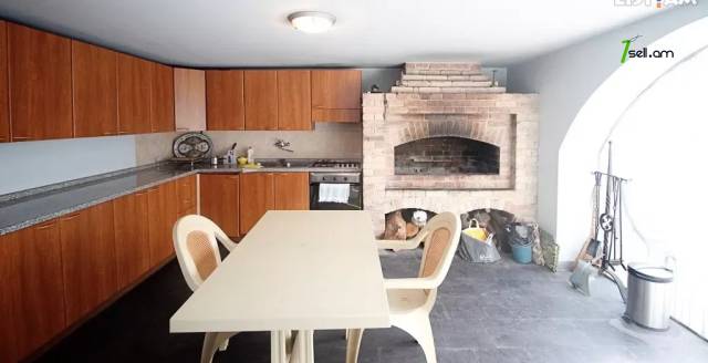 Երեք հարկանի քարե տուն Քեռու փողոցում Արաբկիրում, 610 ք.մ., 3+ սանհանգույց, կապիտալ վերանորոգված