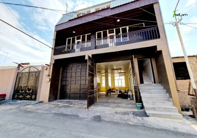 Երեք հարկանի քարե տուն, Նոյ թաղամաս Աջափնյակում, 300 ք.մ., 3+ սանհանգույց, եվրովերանորոգված