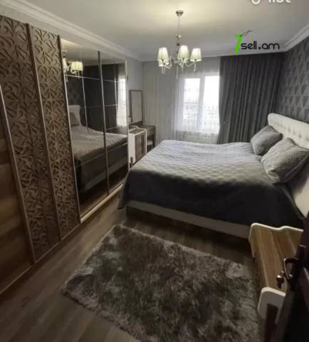 3 սենյականոց բնակարան, Նազարբեկյան թաղամաս, 100 ք.մ., նախավերջին հարկ, մի քանի պատշգամբ