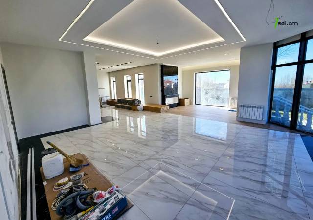 Երկու հարկանի տուն Ամառանոցային փողոցում Ձորաղբյուրում, 2600 ք.մ., 3+ սանհանգույց