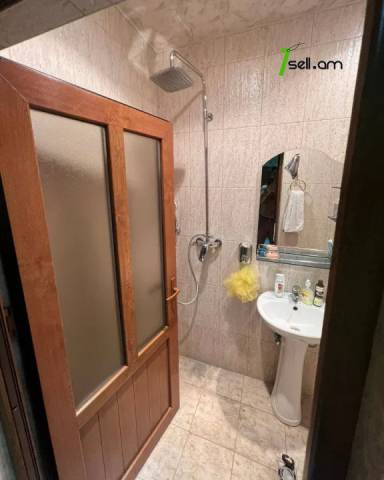 2 սենյականոց բնակարան Չարենցի փողոցում, 60 ք.մ., 1/3 հարկ, եվրովերանորոգված, քարե շենք