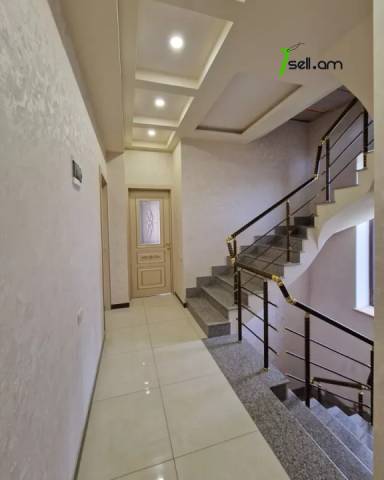 Երկու հարկանի քարե տուն, Դուրյան թաղամաս Ավանում, 500 ք.մ., 2 սանհանգույց, կապիտալ վերանորոգված