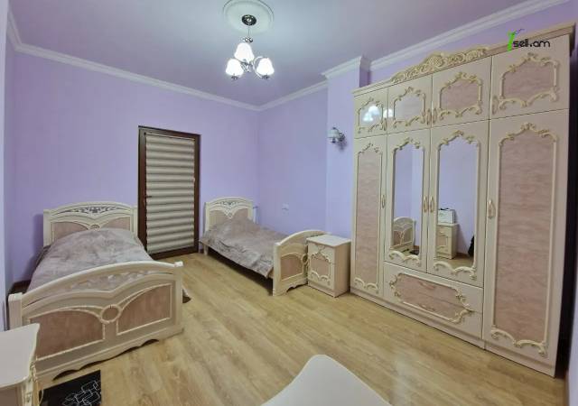 Երեք հարկանի քարե տուն Գաջեգործների փողոցում Էրեբունիում, 900 քմ, 2 սանհանգույց