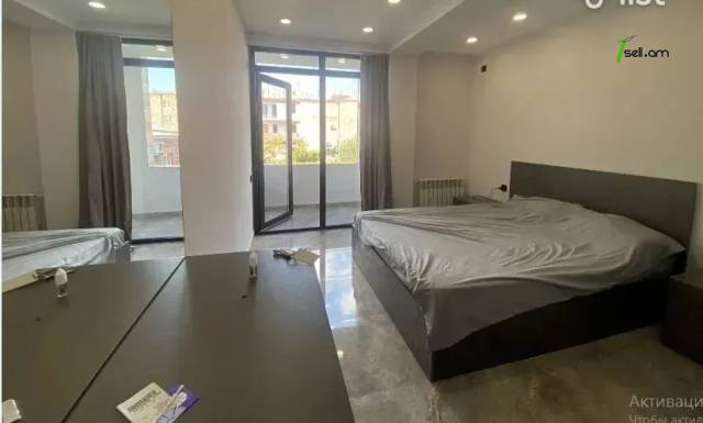 3 սենյականոց բնակարան Սունդուկյան փողոցում, 80 ք.մ., նախավերջին հարկ, մի քանի պատշգամբ