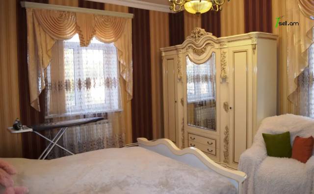 3 սենյականոց բնակարան Շիրակացի փողոցում, 81 ք.մ., 1/3 հարկ, եվրովերանորոգված, քարե շենք