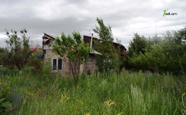 Մեկ հարկանի քարե տուն Ջրաշինարարների փողոցում Ախուրյանում, 200 քմ, մասնակի վերանորոգում