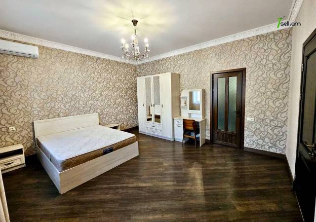 Երկու հարկանի քարե տուն Քաջազնունու փողոցում կենտրոնում, 750 ք.մ., 3+ սանհանգույց