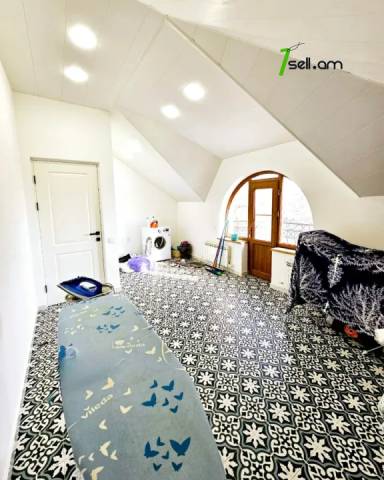 Երեք հարկանի քարե տուն Դավիթ Բեկի փողոցում Նոր Նորքում, 1003 քմ, 3+ սանհանգույց