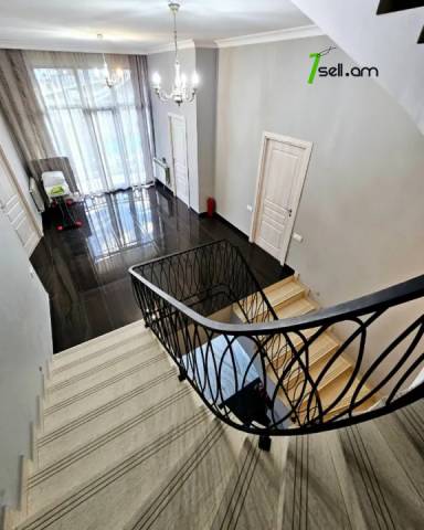 Երեք հարկանի քարե տուն Նար-Դոսի փողոցում կենտրոնում, 1510 ք.մ., 3+ սանհանգույց, կապիտալ վերանորոգված