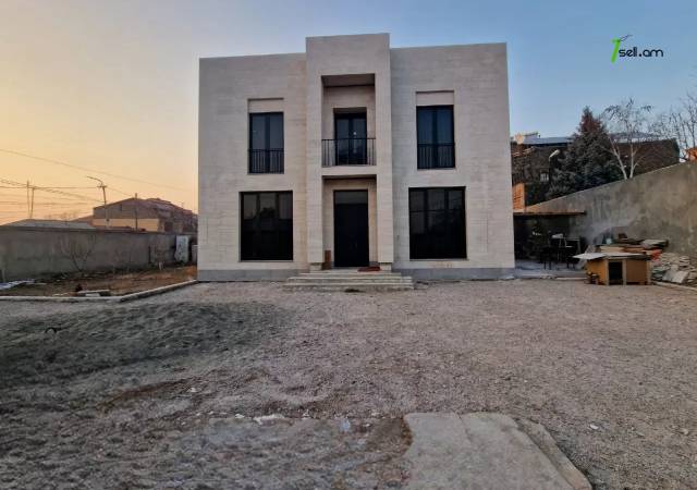 Երկու հարկանի քարե տուն Ծարավ աղբյուրի փողոցում Ավանում, 900 քմ, 3+ սանհանգույց, եվրովերանորոգված