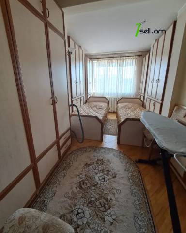 4 սենյականոց բնակարան Լեոյի փողոցում, 100 ք.մ., 2/5 հարկ, եվրովերանորոգված, քարե շենք